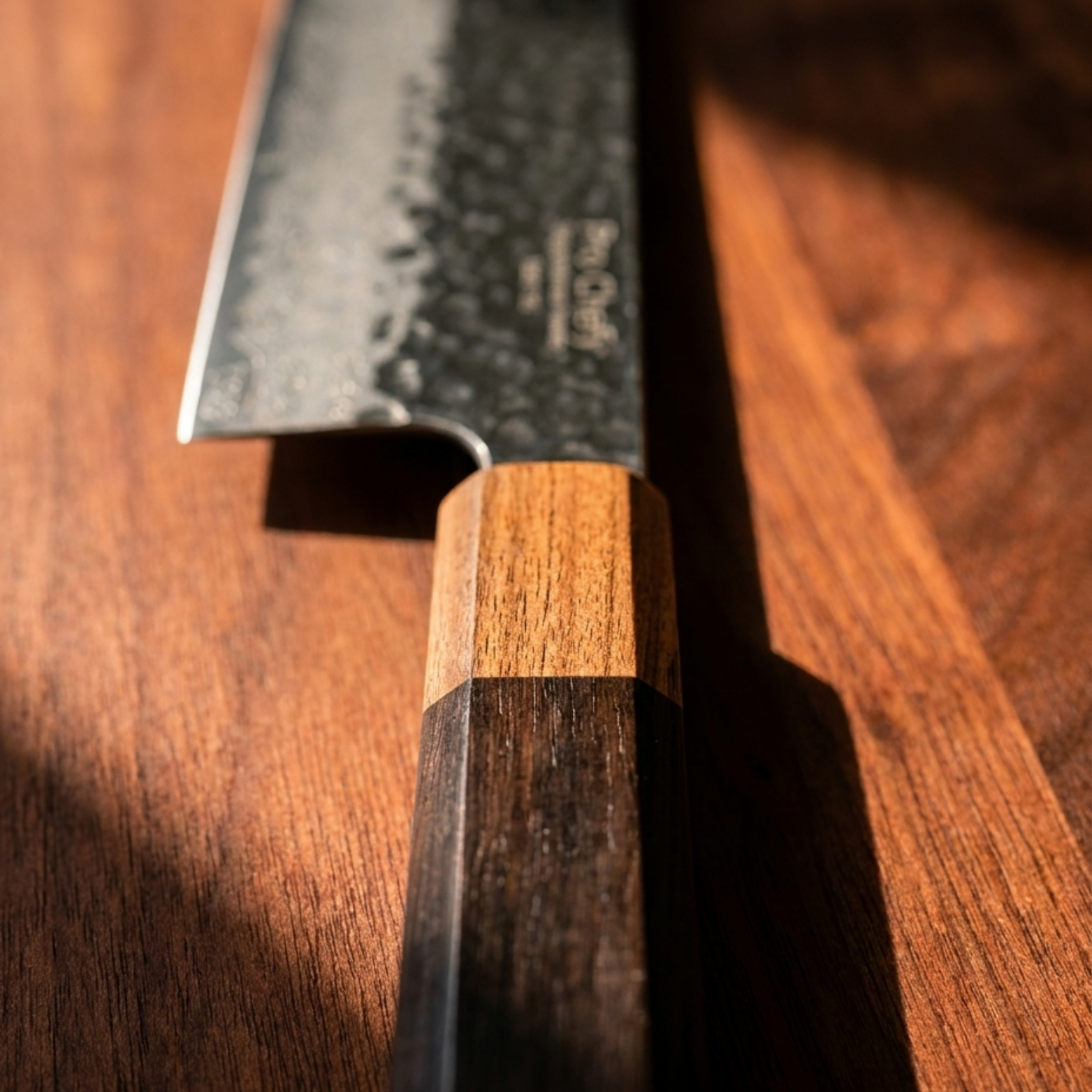 Image of Pro Chefly 3-piece Damascus knife set, close-up of the black-and-amber pakkawood wa handle and hammered Damascus blade